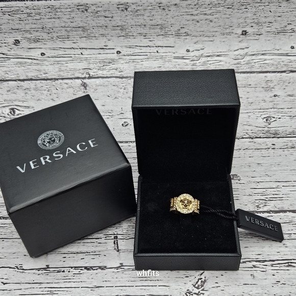 Vintage Versace Medusa gold tone and Rhinestone Ring with original box and tag - Picture 7 of 7